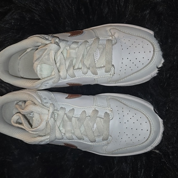 Dunk Low Grade School "White Metallic Red Bronze" - Picture 2 of 5